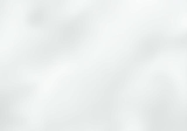 Macro de la textura sedosa de una crema facial blanca.